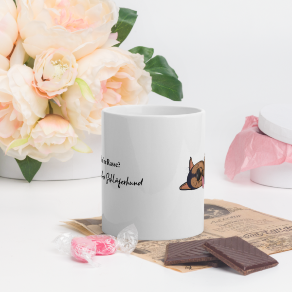 weiße glänzende Tasse, Schläferhund – Bild 13