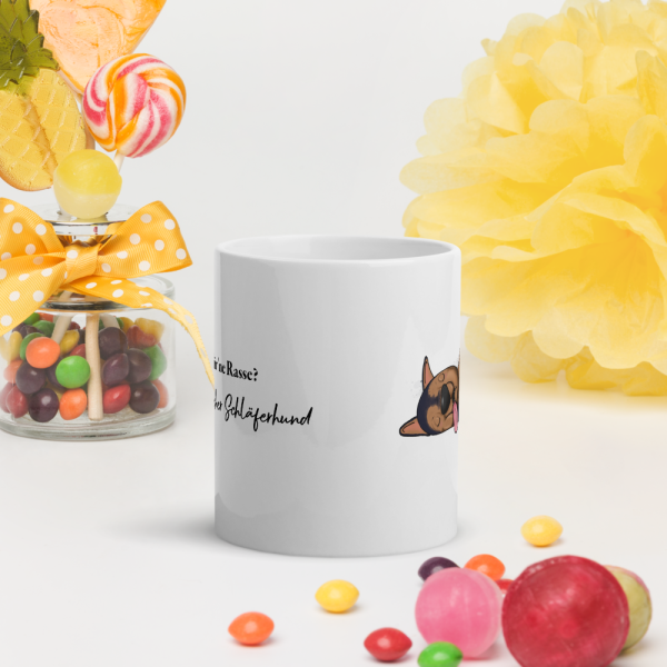 weiße glänzende Tasse, Schläferhund – Bild 14